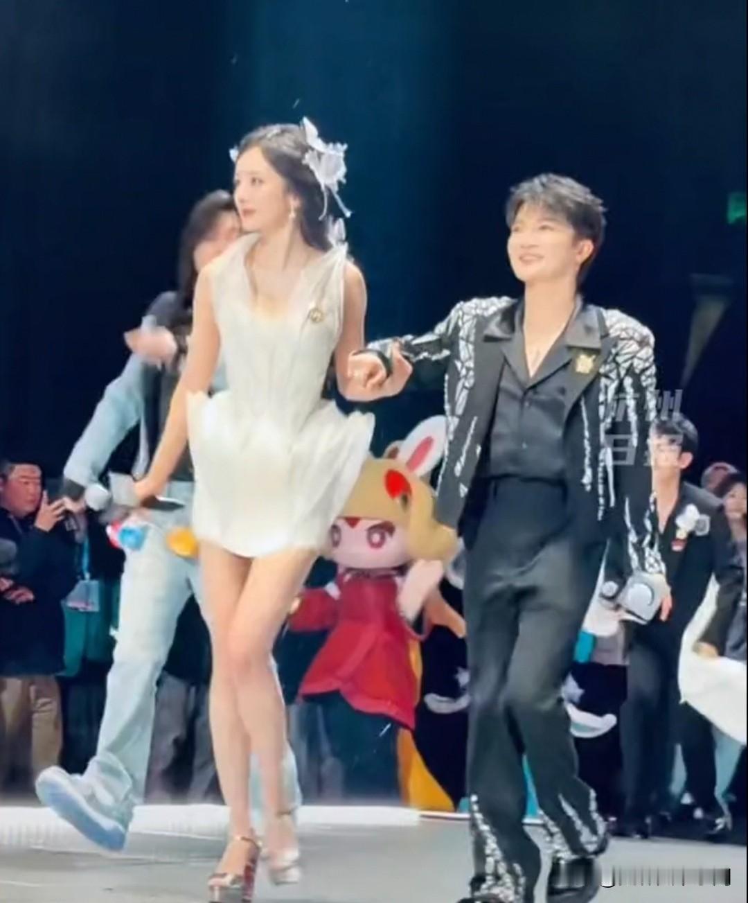 杨幂上一秒还沉浸在换鞋的欢乐中，下一秒就忘了拿话筒了[捂脸哭][捂脸哭][捂脸哭]这次