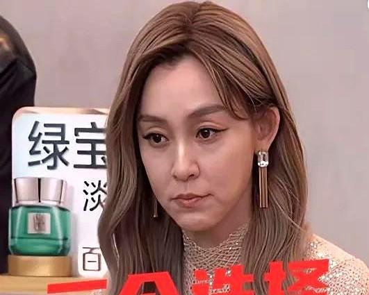 毕竟前段时间在湾湾的立场有点尴尬了！现在看她接内地综艺确实挺微妙，虽然能赚奶粉