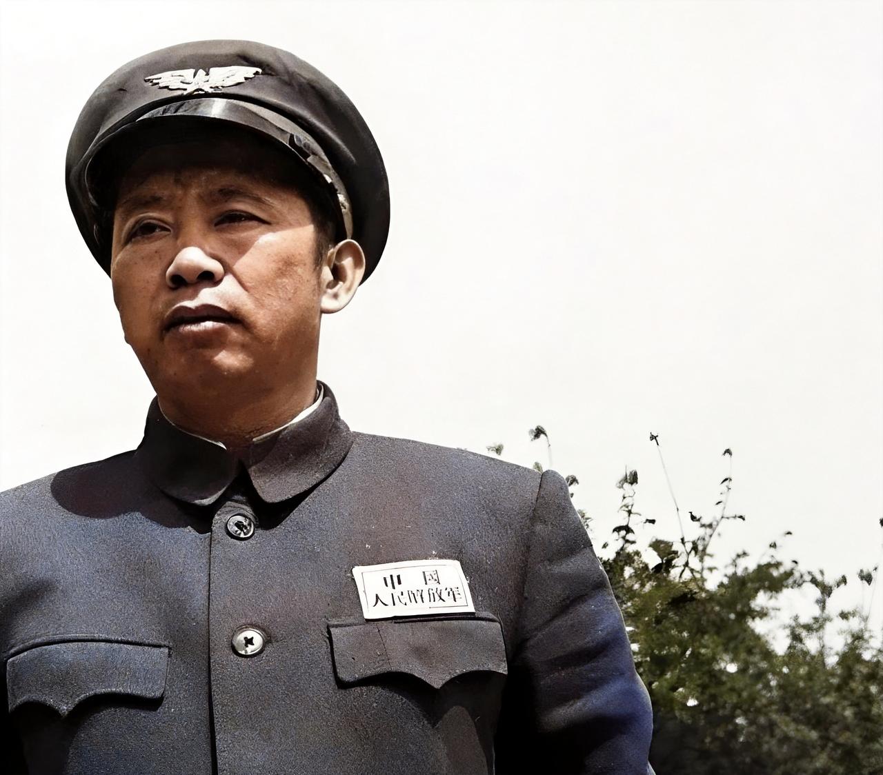 新中国各军兵种的首任军事主官：空军首任司令员：刘亚楼，四野14兵团司令员。海