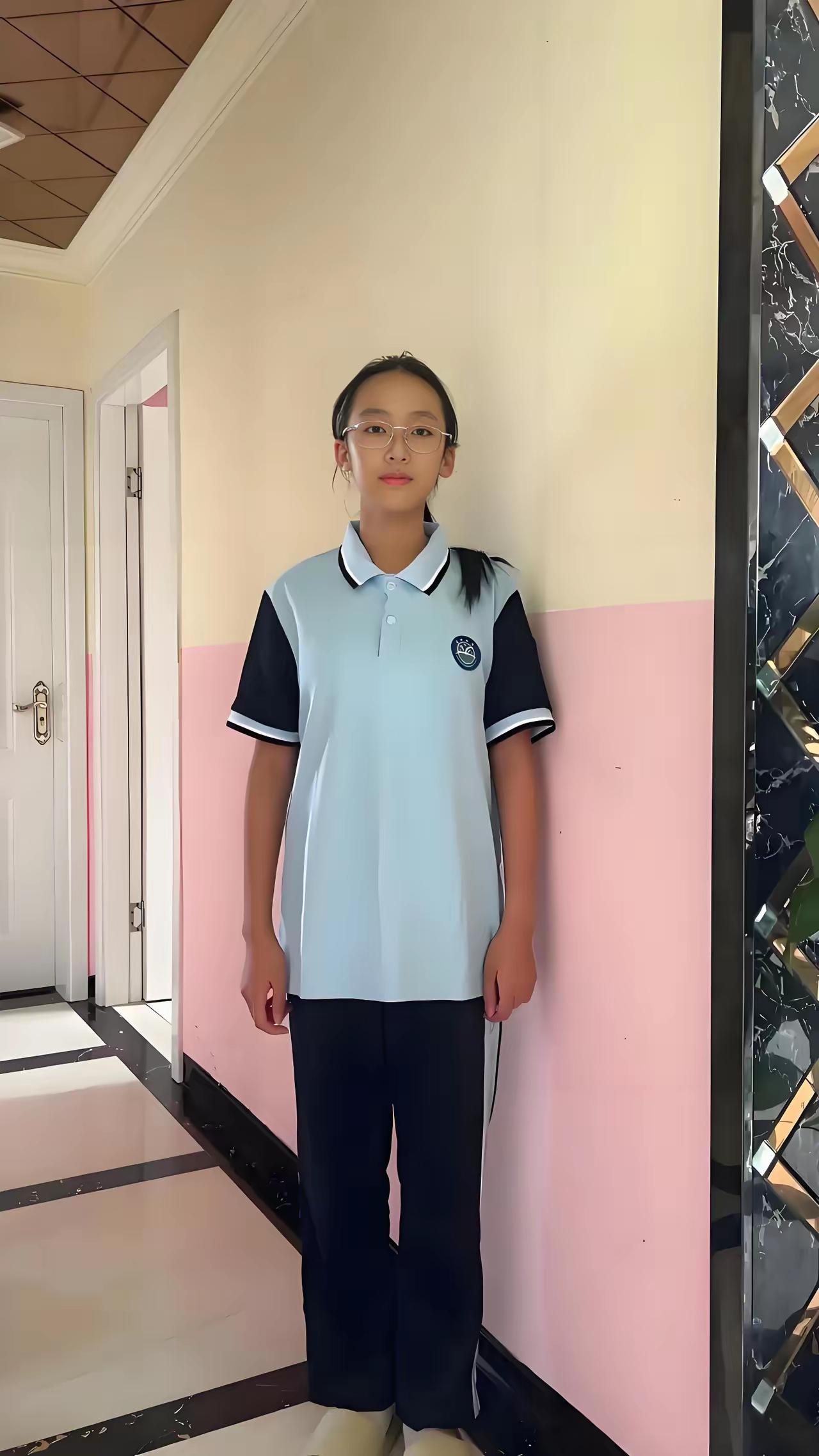 我在超市买东西，看见一个小女孩买卫生巾钱不够，我帮她付了钱，谁知道她一句话，让我
