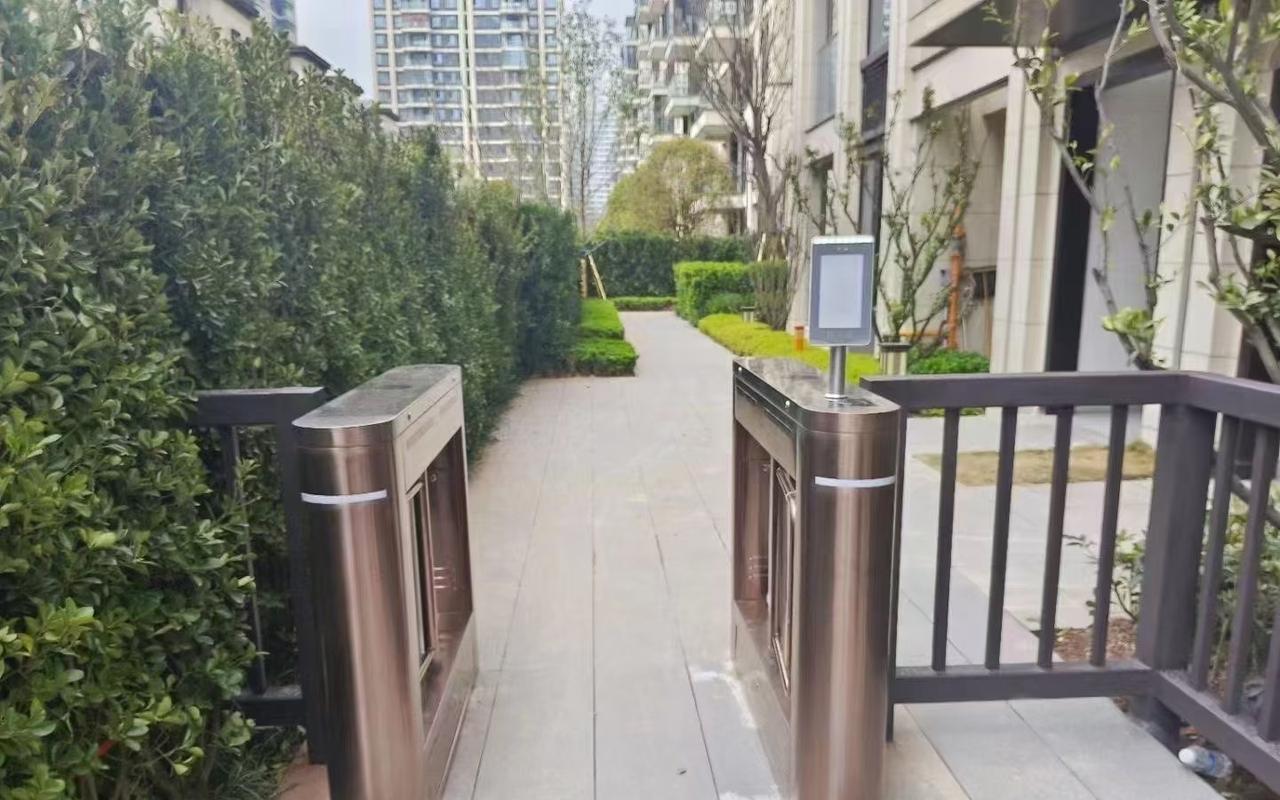 小区后门去年弄了个门禁说方便进出，控制陌生外来人进出家家要办卡，15一张，我