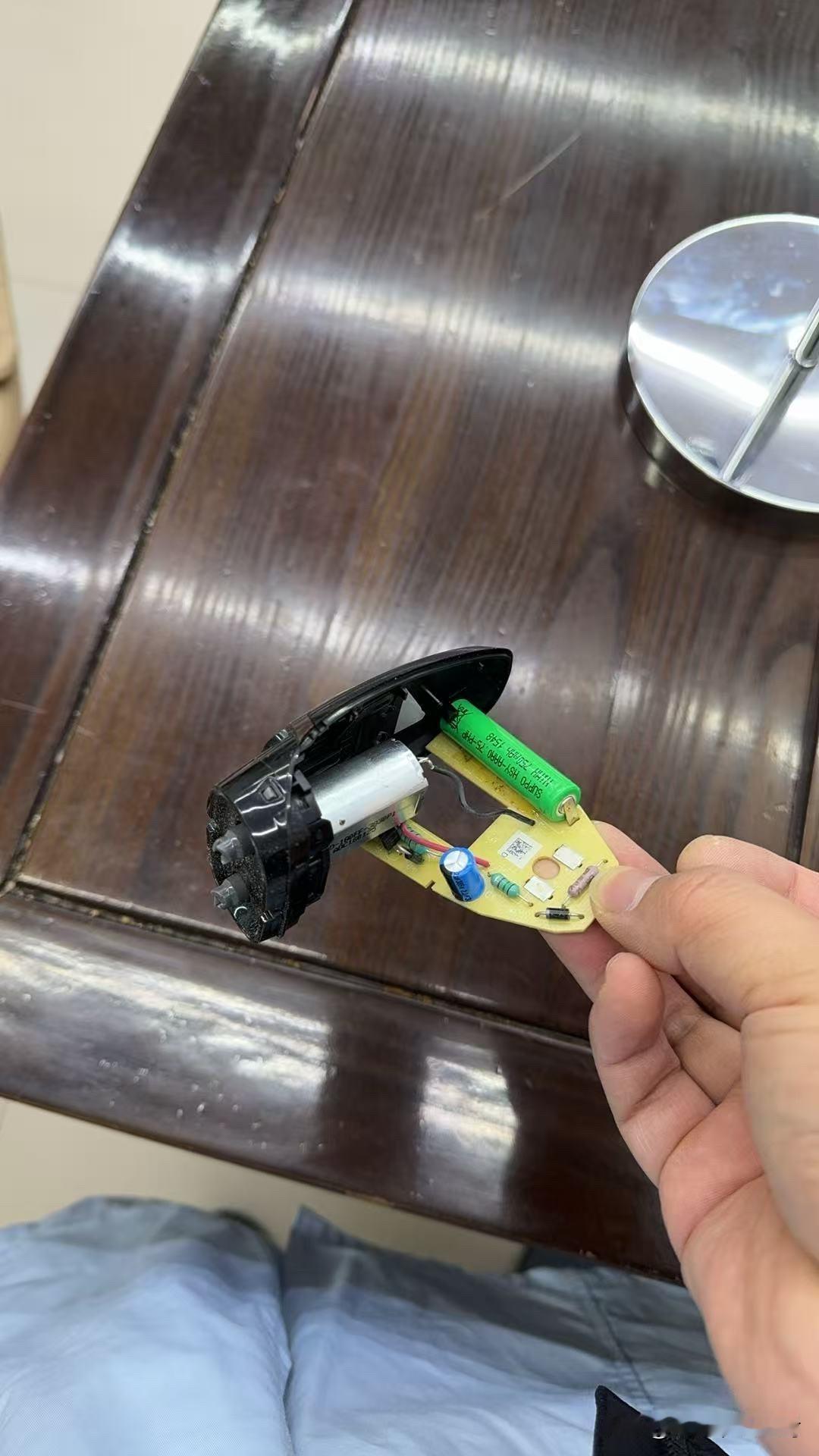 一节电池、一个马达+刀片就是一个剃须刀。怪不得现在剃须刀这么便宜，今天一拆开，