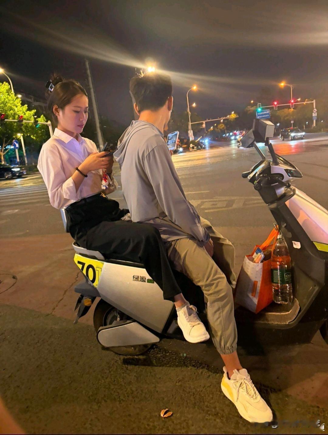 两人究竟是情侣、夫妻，还是深夜结伴下班的同事呢？夜幕下的十字路口，穿白衬衫的女生