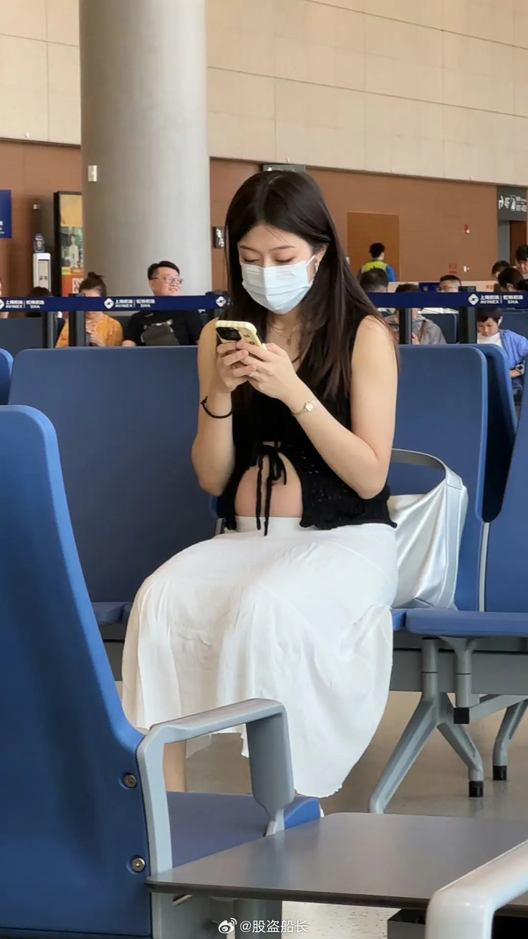 看到个大肚子，穿着奇怪的衣服