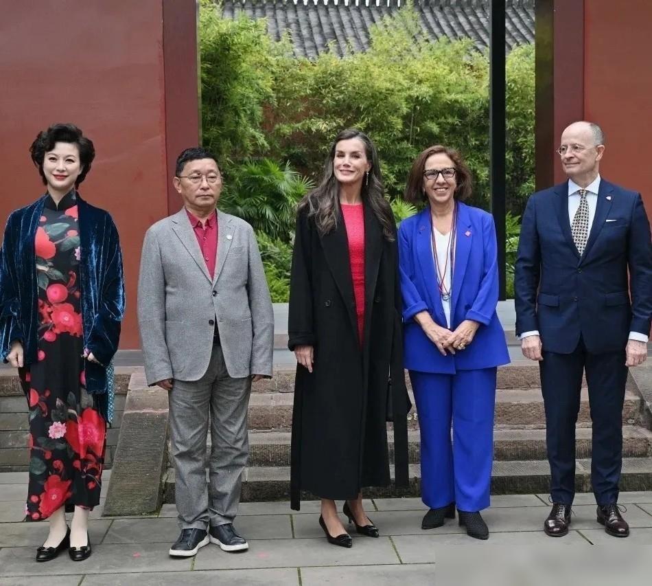 一张照片，一个穿旗袍的女人，站在西班牙王后边上。发布的人就写了仨字：猜猜看。评