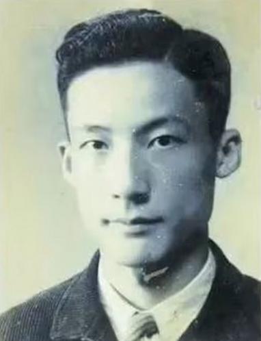 1949年，毛人凤下令处死朱君友。朱君友坦然赴死，却发现枪决他的2名特务，朝他频