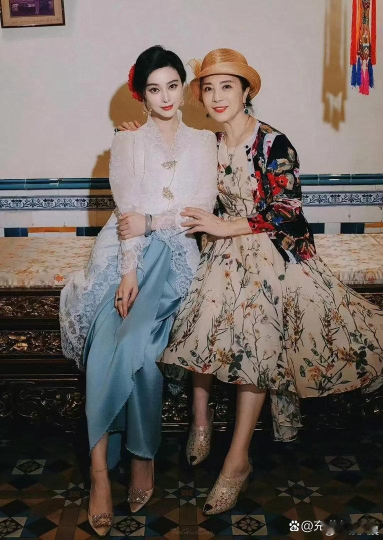 范冰冰与母亲同框合照，母女二人颜值双双封神，母亲气质温婉，自带独特韵味。