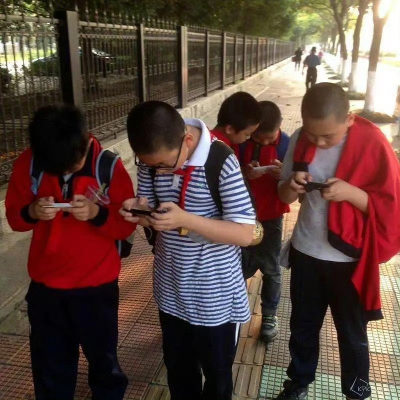 没有任何一个时代，也没有任何一个东西，能对今天的孩子造成这么大的伤害……那就是：