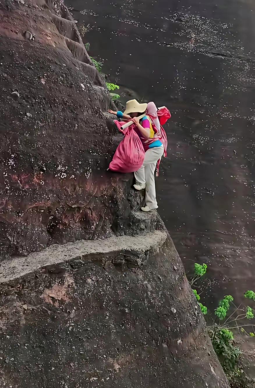 两种攀爬，两种人生。左边的人背着重物走险峻的崖路，是为了养家糊口、谋生度日，每