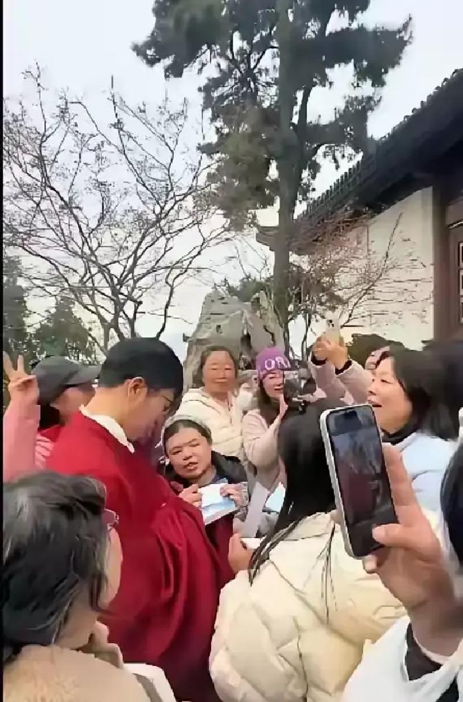 领鸡蛋那群人，真会下单吗？东方甄选门口排长队，大爷大妈手机举得比年轻人还稳