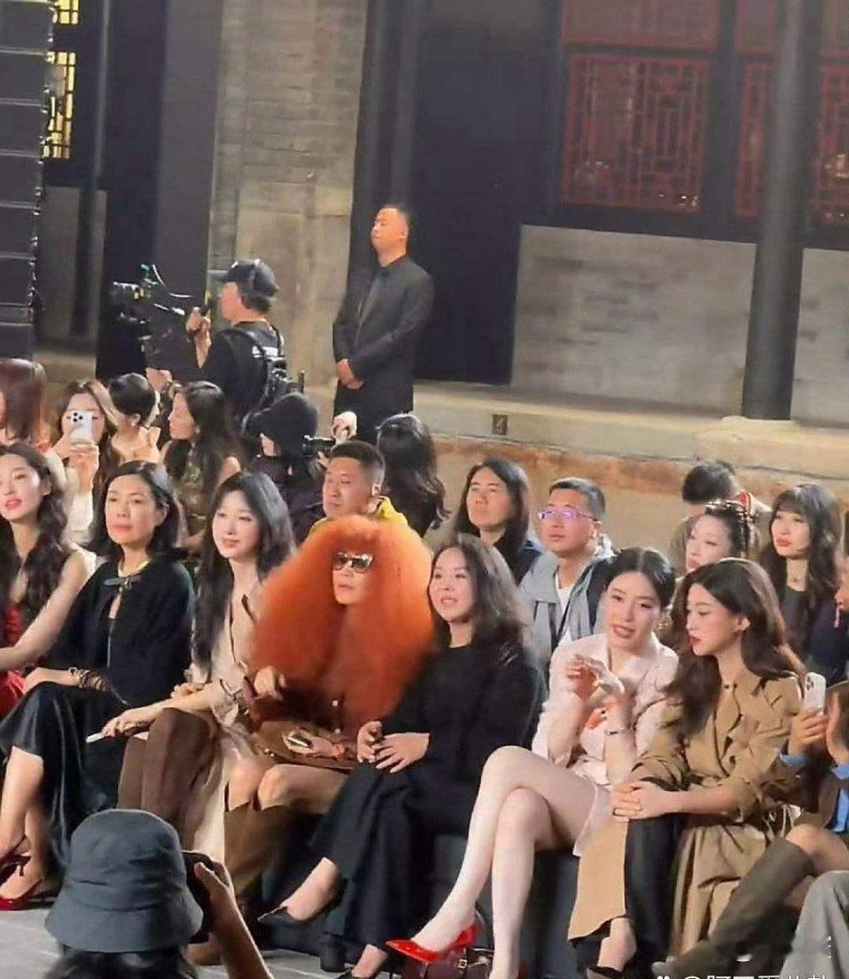 蔚来老板娘皮肤白得发光，往人⁠堆里‏一坐⁠﻿，‏‎﻿特别显眼。﻿