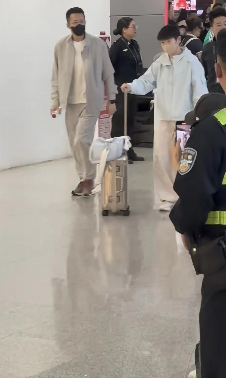 孙颖莎夺冠后回成都，面对粉丝的围堵尖叫，没有任何反应。4月6日，刚刚在前一天