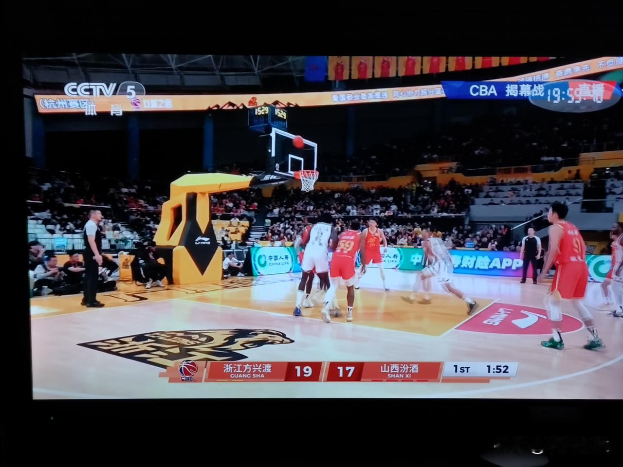 中足联颁奖典礼今晚19点30分在上海举行，可是晚上20点才想起来，打开电视一看，