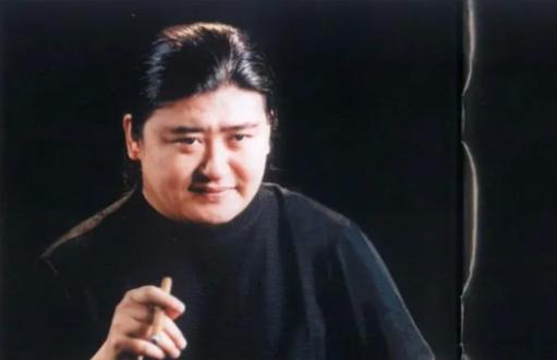主持人问刘欢：“你一年会有多少时间是在学校里上课的？”刘欢说：“一年10周课，如