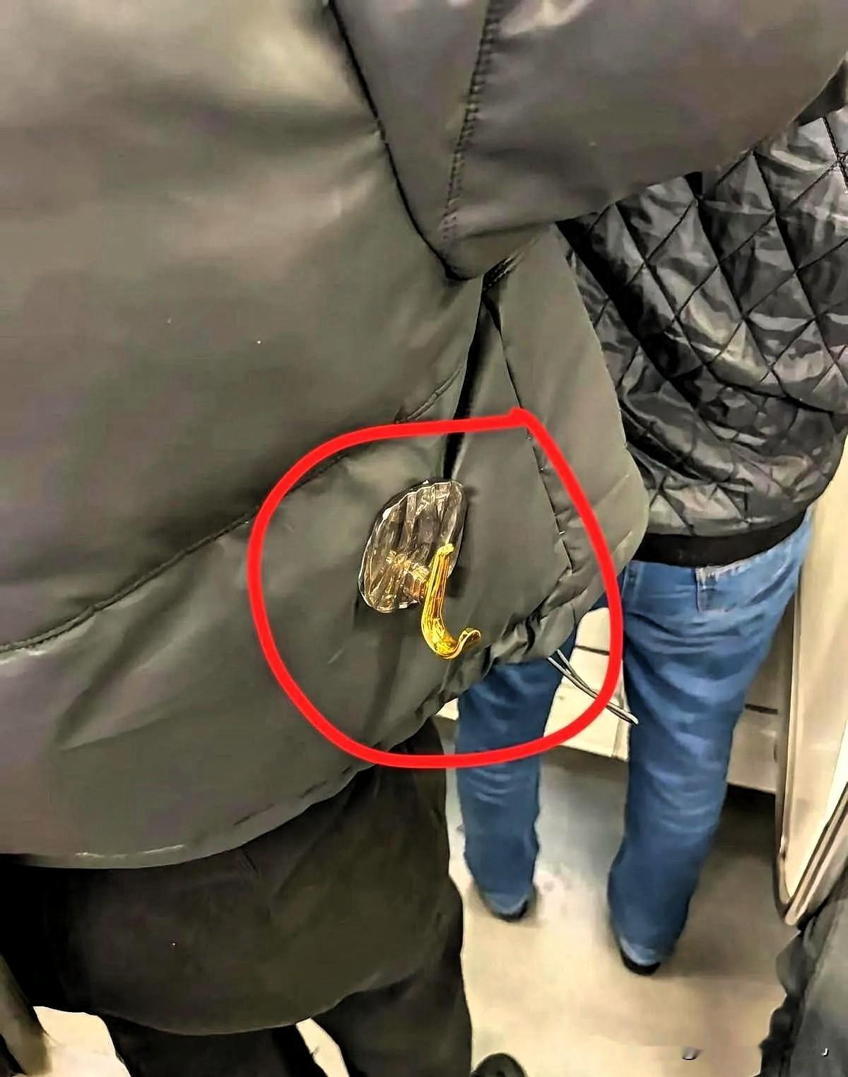 巴黎地铁的扒手问题依旧严重，前几天有一个华人女生在TikTok上分享了一个视频。