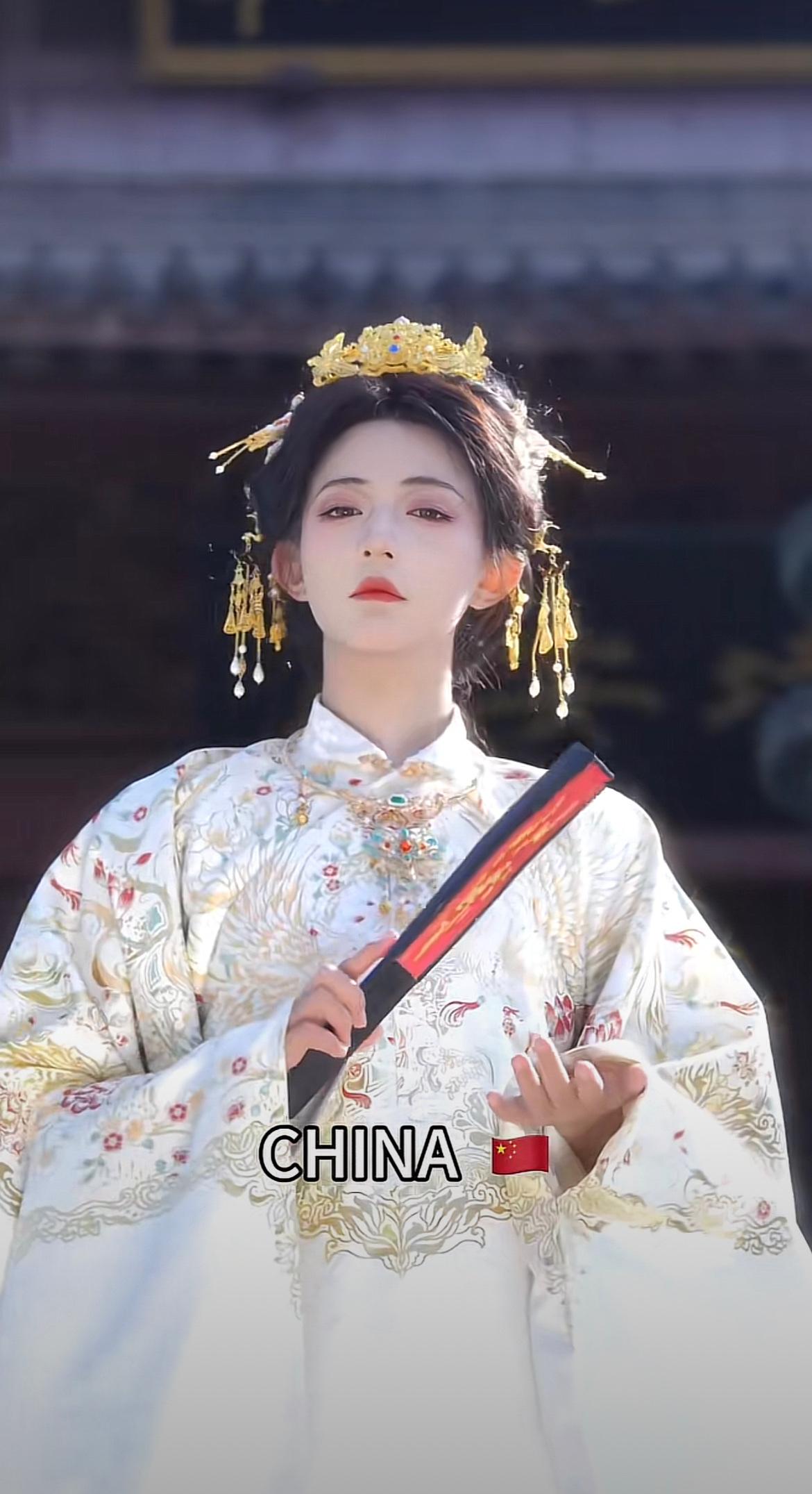 日月昭昭，故国有明，明制汉服真是极致的东方美学啊，美女穿上有一种漠视天下的美啊[