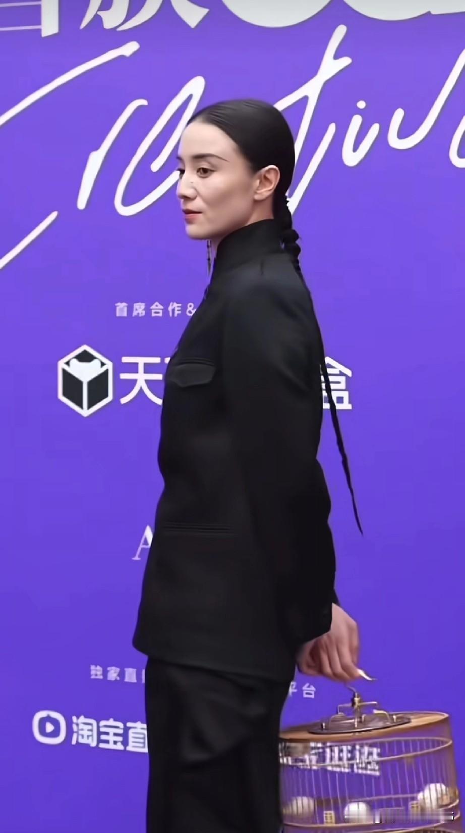 金钱鼠尾辫+“提笼架鸟”？各位关注宋佳的朋友们，大家好。1.关于这组照片本