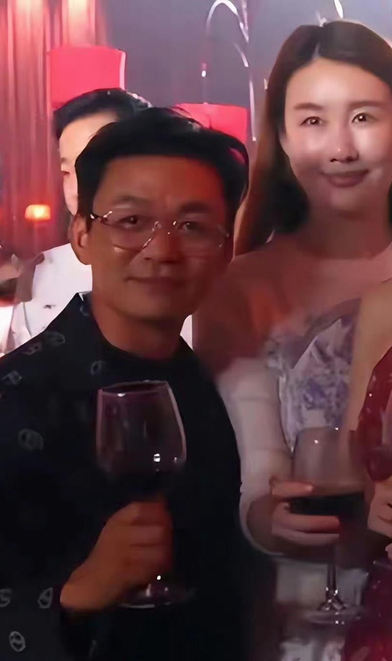 男人只要有钱有地位就会越来越帅！与现任女友冯倩甜蜜8年了王宝强能从草根逆袭