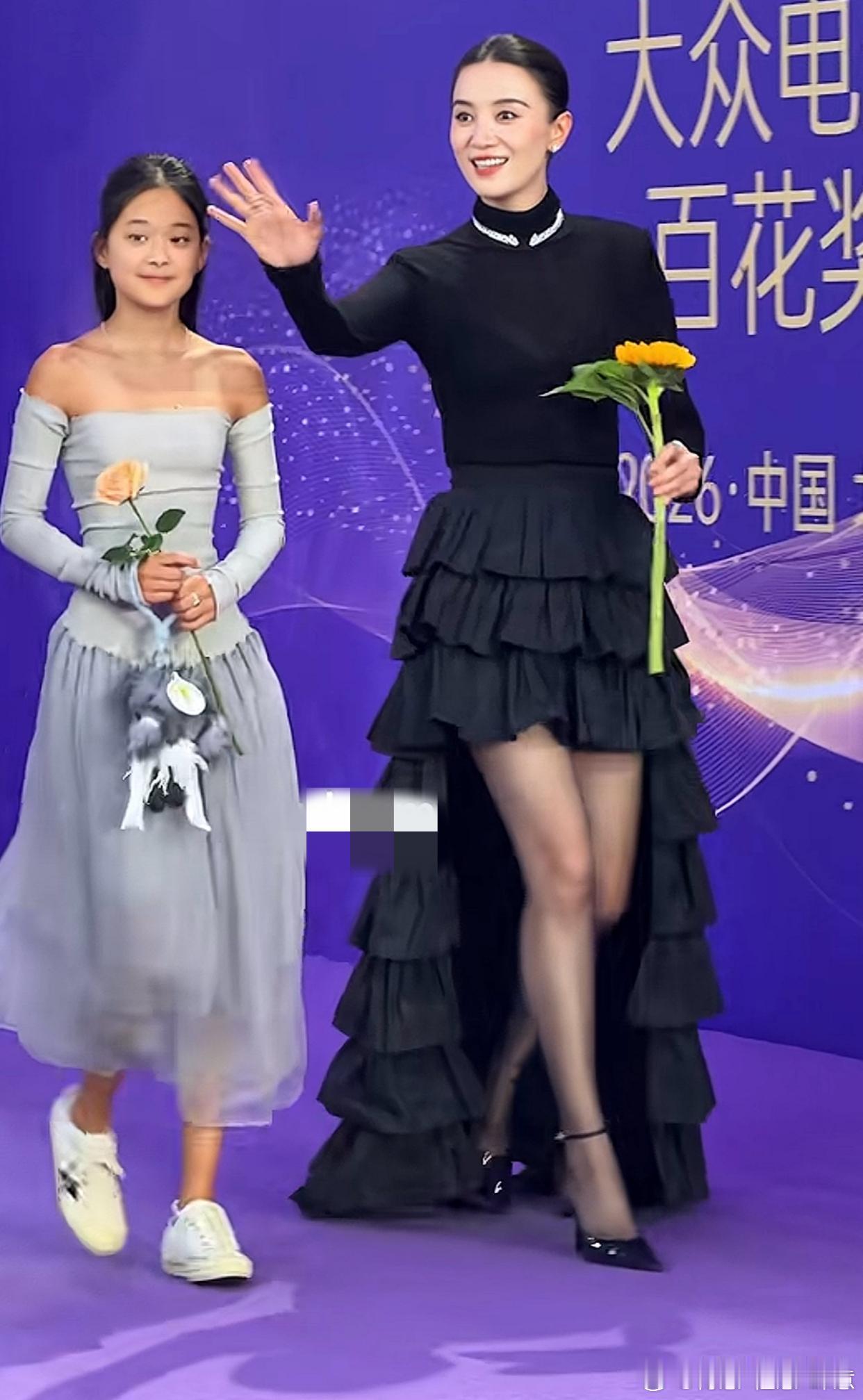 宋佳牵梅婷女儿走红毯，两人肤色差距大，五官诠释美人在骨不在皮
