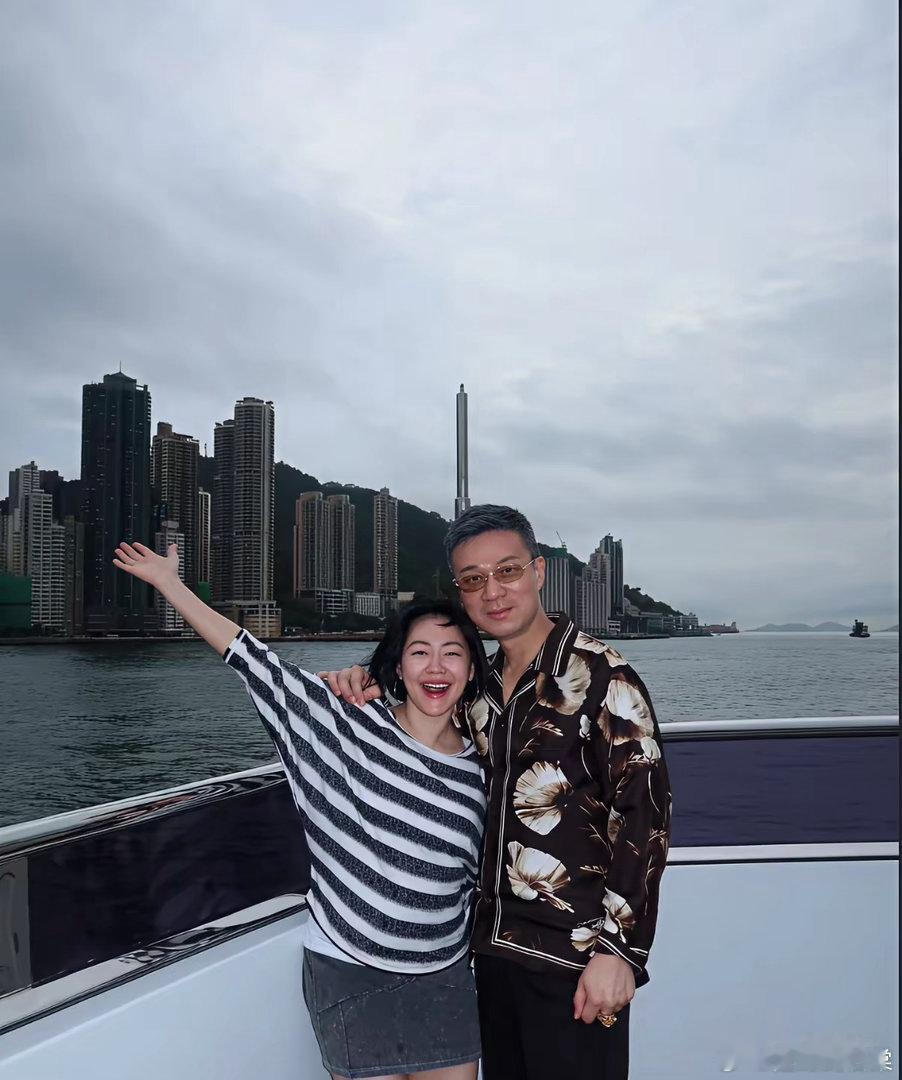 小s这次一家四口出海出游的照片真的惊到我了，两个女儿颜值直接美出圈。