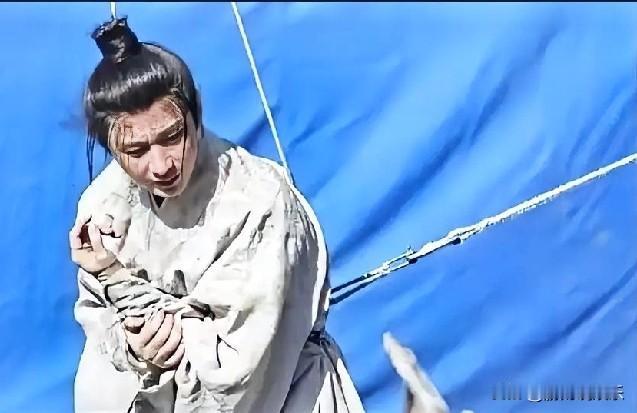 成毅拍摄意外坠地，揪心一幕引安全警钟11月27日，《两京十五日》拍摄现场，成