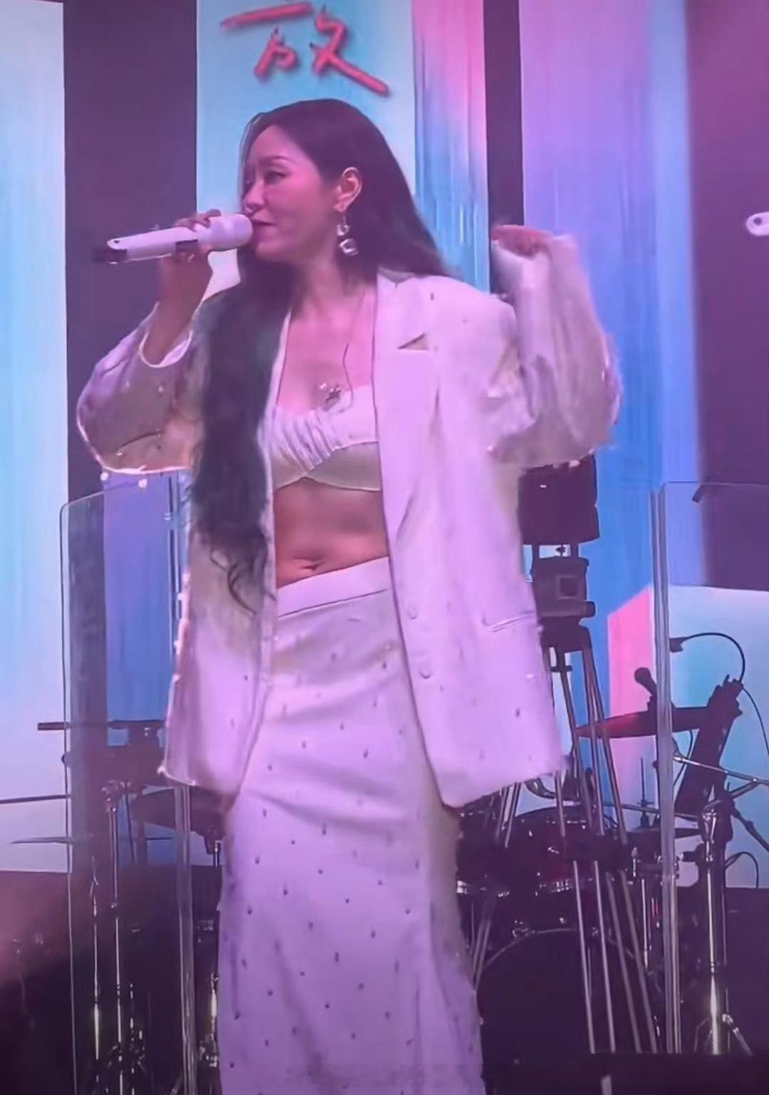 张靓颖演唱会，好多人的焦点却在她的肚子上