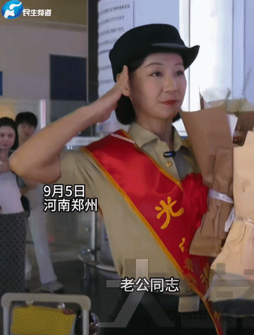 河南郑州，12年女兵退役回家，没想到，自己男友为了接她，竟然也穿军装！原来，她男