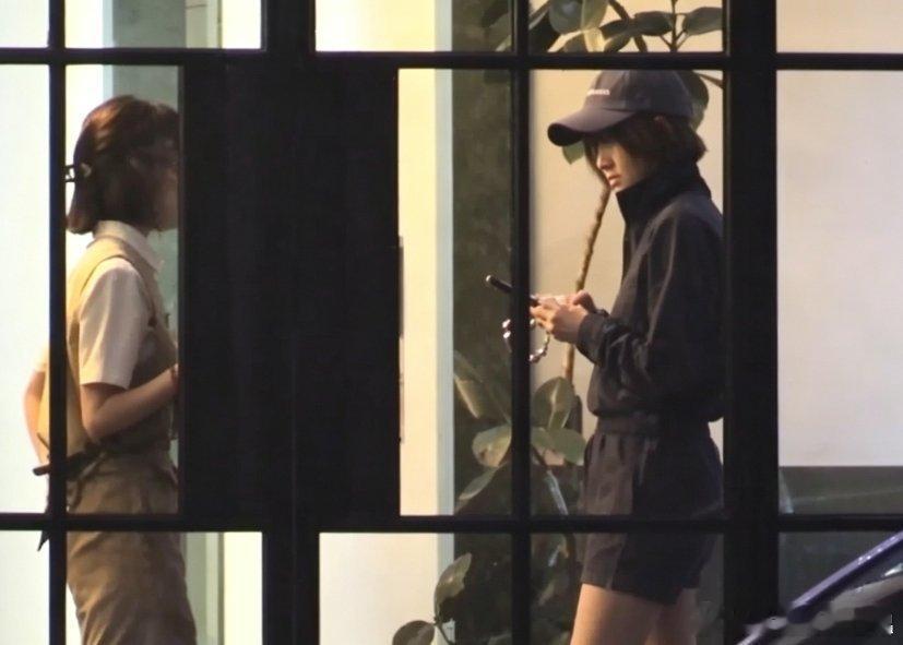 宋茜身材锻炼痕迹咱就是说，狗仔都能当站姐的程度​​​
