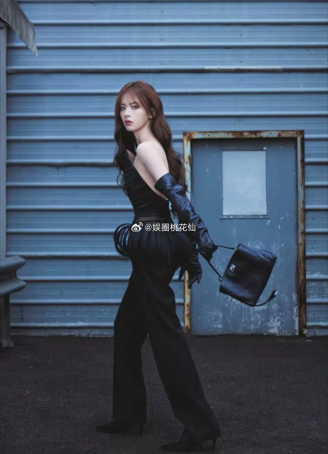 杨超越黑色系写真杀疯了！抹胸褶皱上衣配高腰阔腿裤，长皮手套气场拉满，冷艳疏离眼神