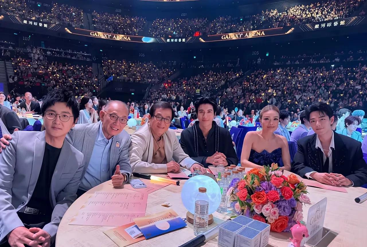 被金牌经纪人霍汶希盖章认领的超强阵容合影照，孙楠，杨受成，成龙，王力宏，肖战。