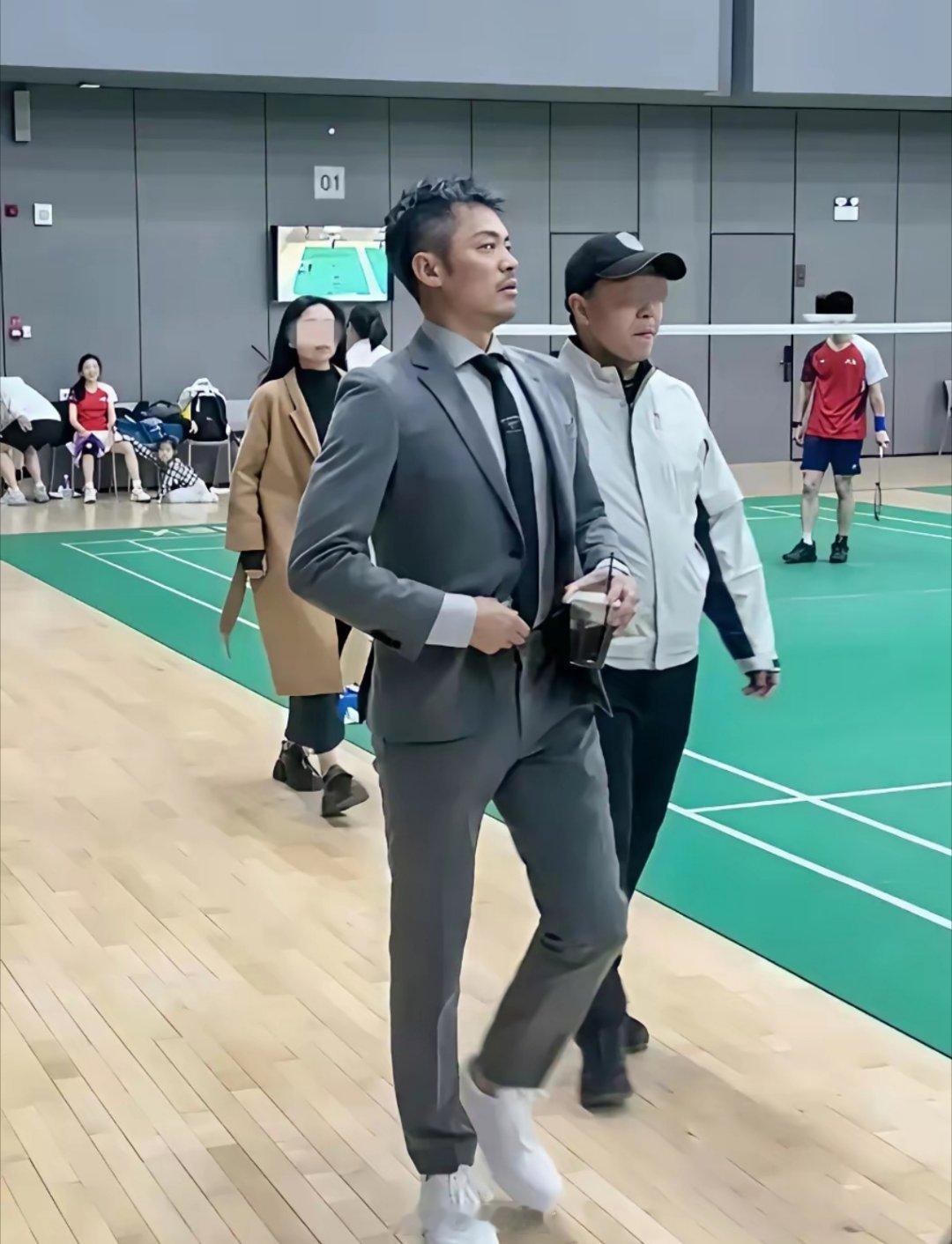 林丹退役五年半了，还能保持这身材，可想而知平时有多自律啊！真羡慕谢杏芳啊！