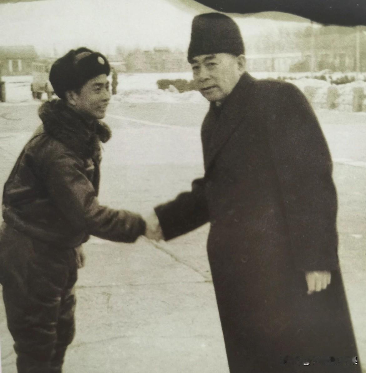 1963年11月，周恩来总理乘坐伊尔18型专机到沈阳，与机长时念堂亲切握手。•时