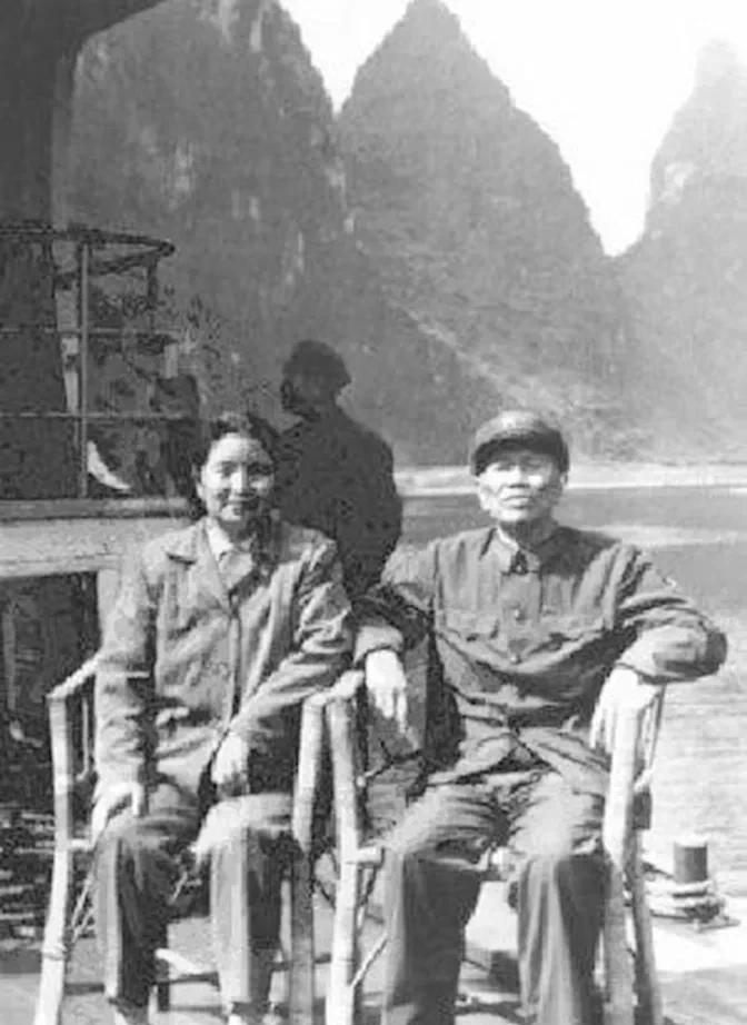 1977年，军事科学院副院长邓华将军与夫人李玉芝在桂林山水间留下珍贵合影。照片中