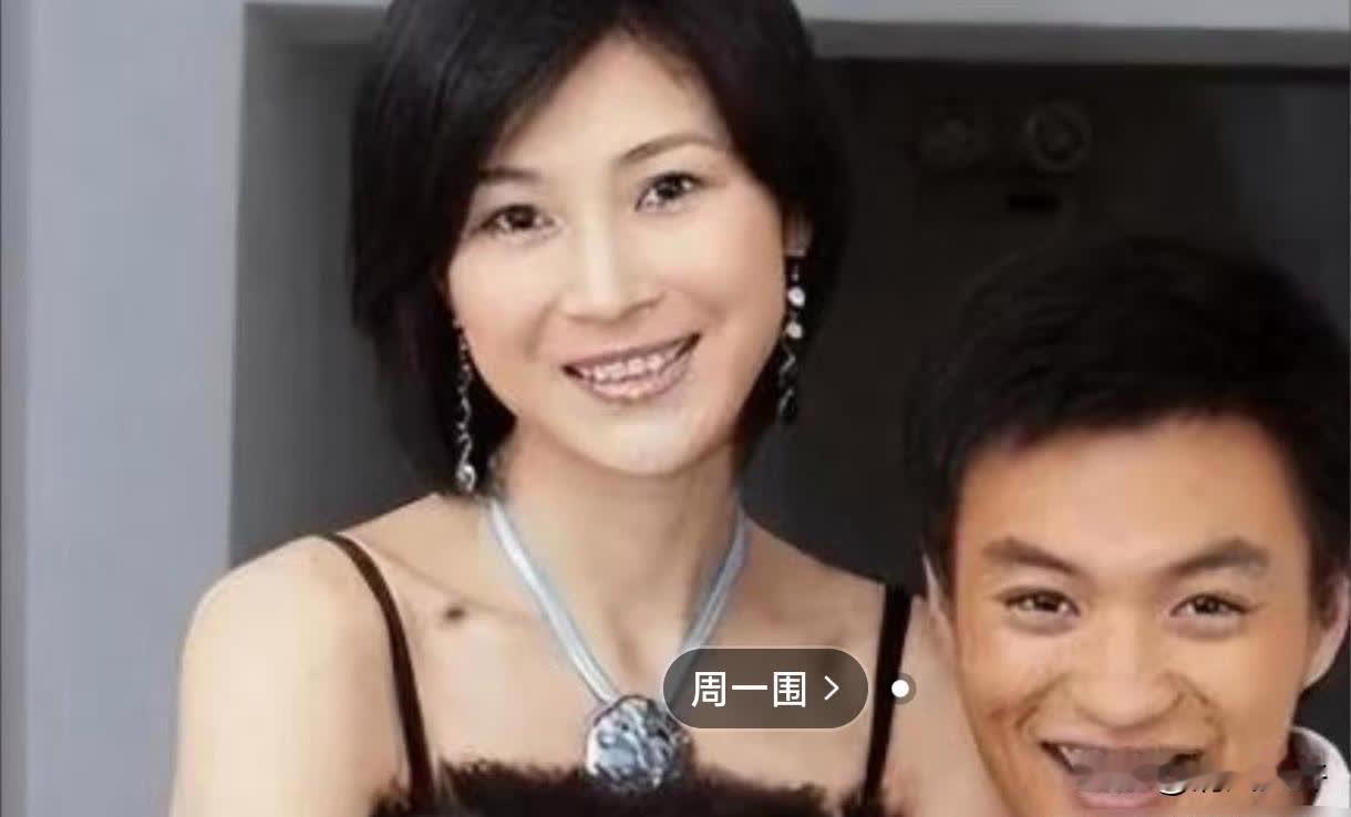 12年前，身家50亿的温州首富周旭辉，背着原配老婆，看上了演李云龙老婆的童蕾。在