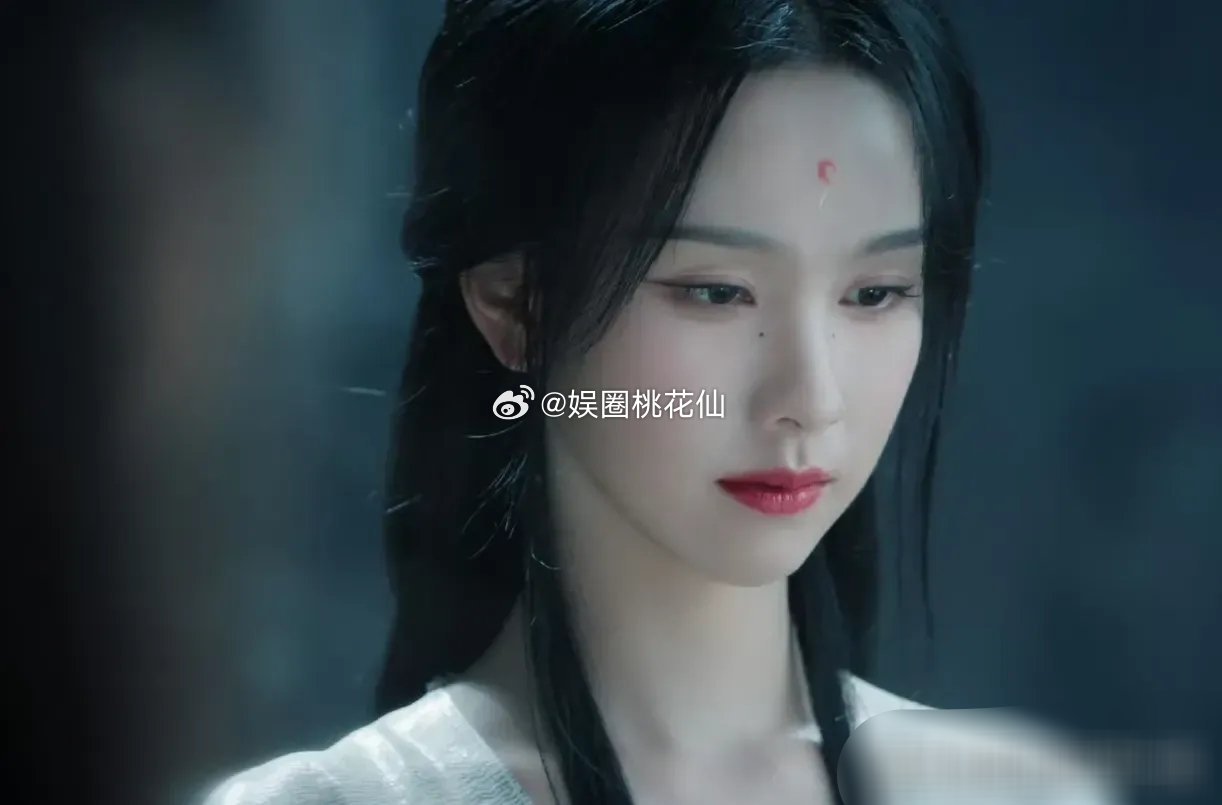 月鳞绮纪真是把陈都灵好不容易积攒的口碑毁了，眼神空洞总感觉在演瞎子，眼神里没有感