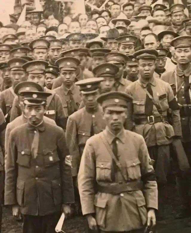 1925年，黄埔师生合影，找到了政治部主任周恩来，没找到陈赓大将。这年3月，