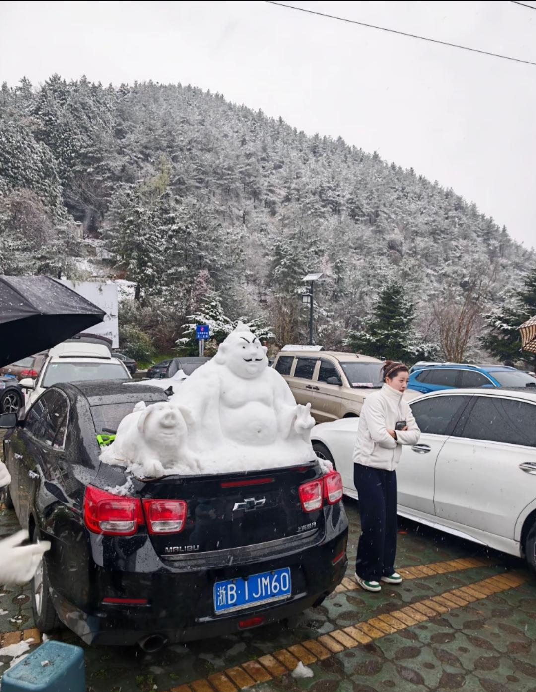 宁波有一位驾驶员彻底火了！去年他就在后备箱上堆了一个超级大的雪人，今年他又在后备