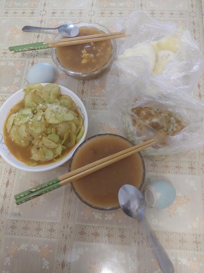 秋天里的第一碗……大碴粥。夏日燥热的那一段时间，我和爱人的早餐是各吃各的。