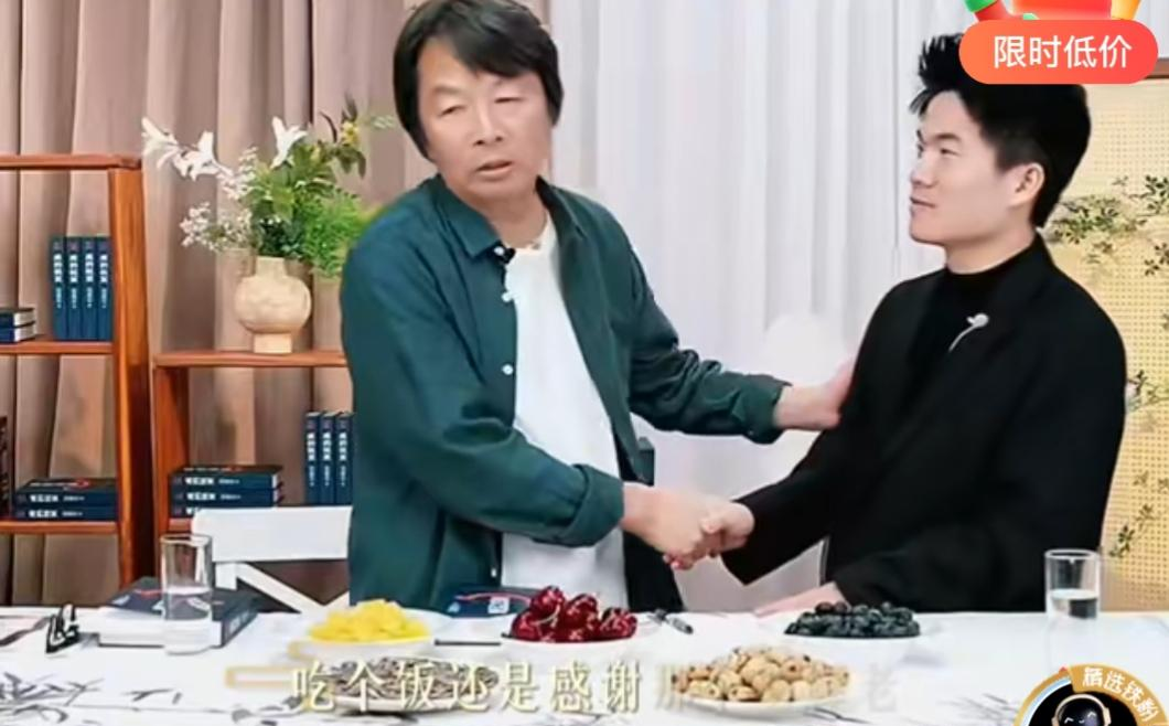 刘震云蹲在董宇辉直播间，一个字没听。他正忙着截屏，抄评论区。他说...