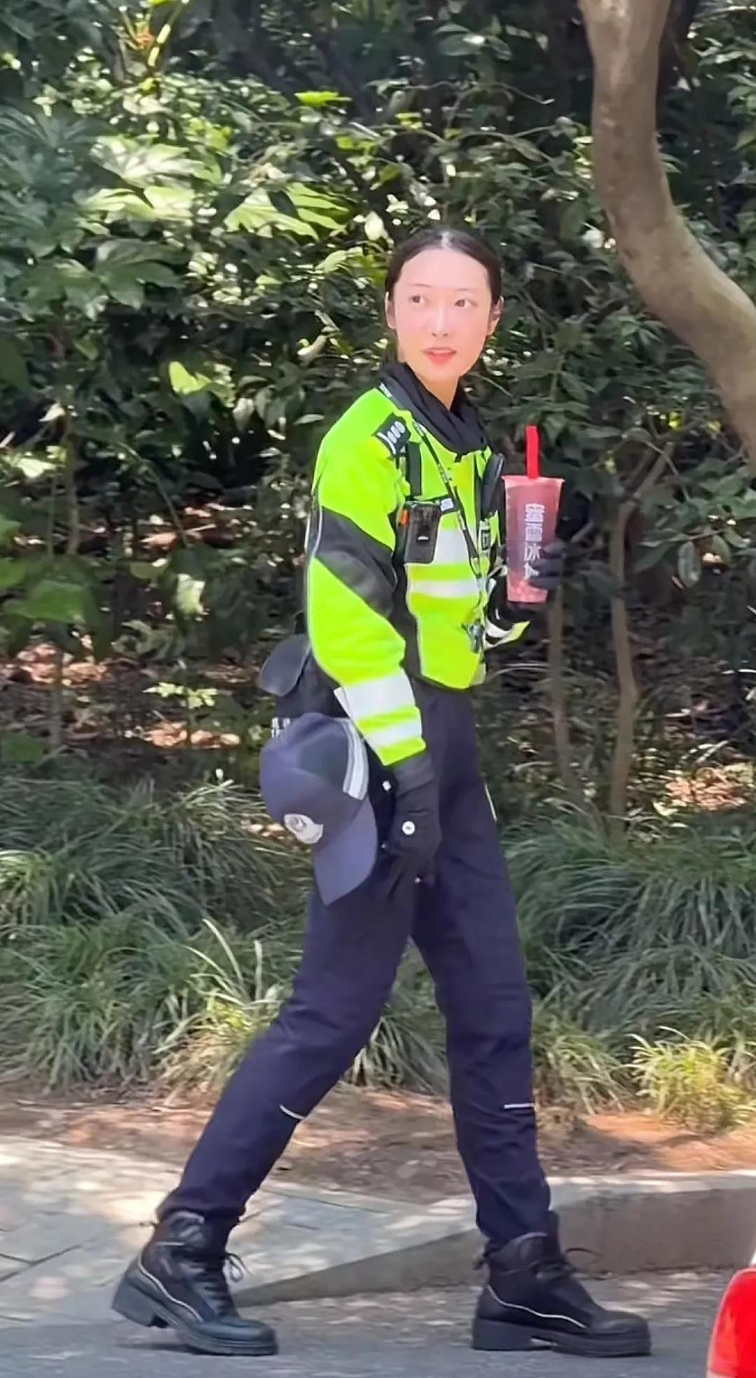 高温天气之下，兔子警官李语蔚也热的受不了，只能喝奶茶降温了。这几天杭州的天气挺