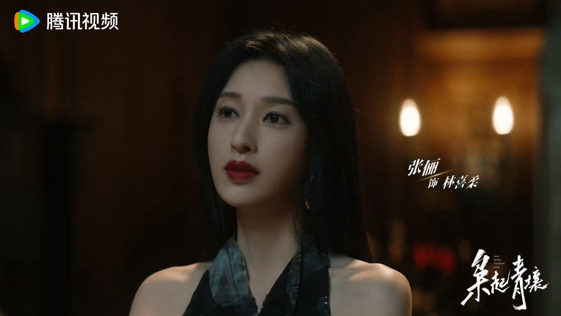 家人们谁懂啊！张俪一梳黑长直，直接变身女王本王！神秘又危险的氛围感拉满，仿佛下一