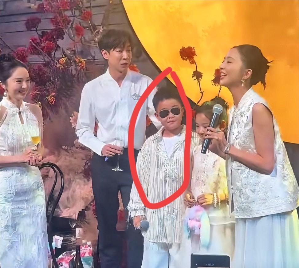 我发现个事啊佟丽娅儿子“朵朵”哪哪都好就是有一个很明显的问题朵朵这孩子真不