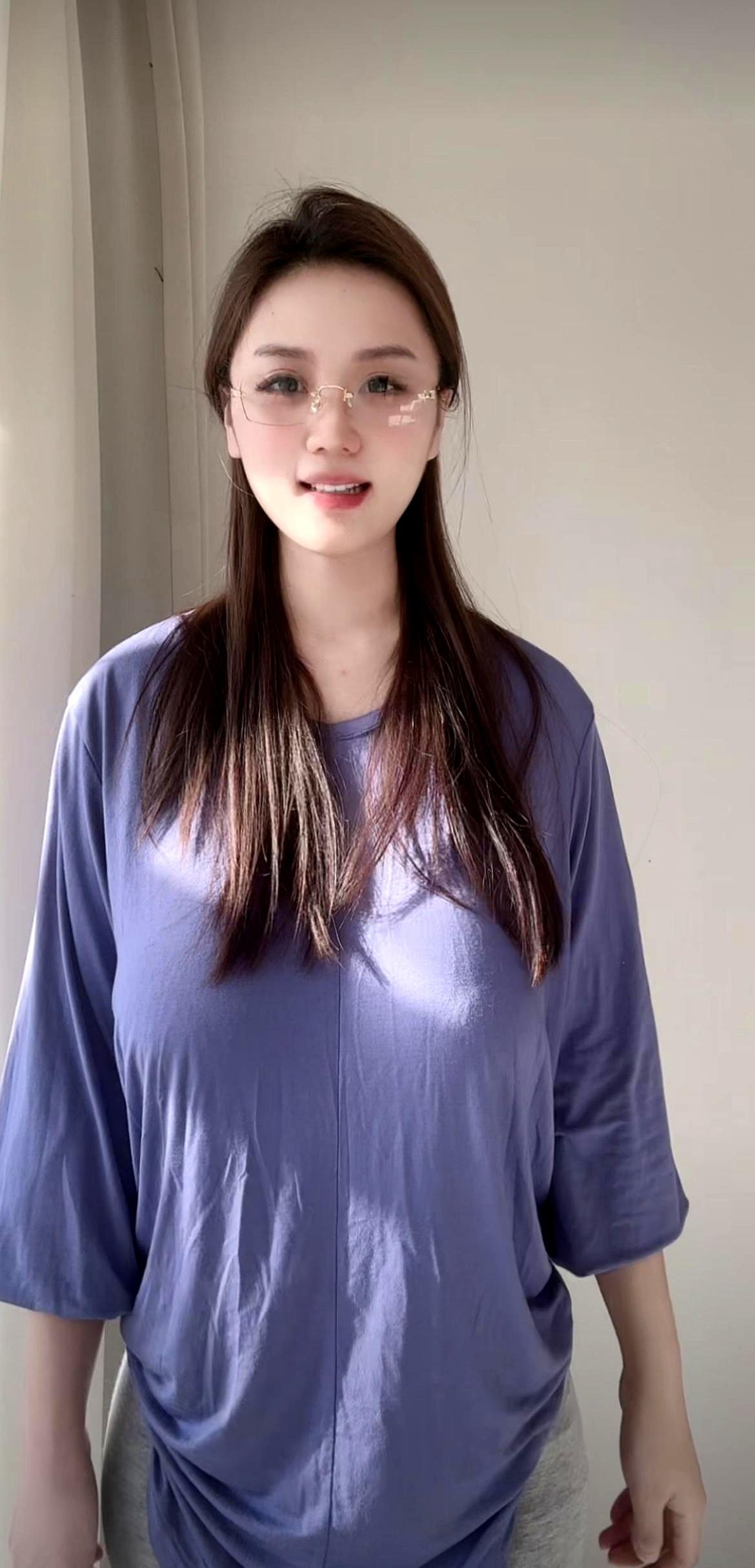 灯管嗡嗡作响时，PPT突然死机，场子一度僵住。有人手已举起要当面挑错，边上的主