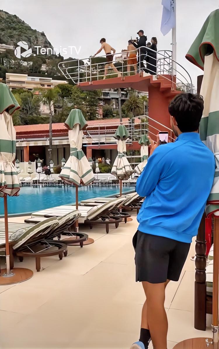 没心没肺、活着不累[大笑]蒙特卡洛大师赛男单决赛，阿尔卡拉斯0-2不敌辛纳，卫