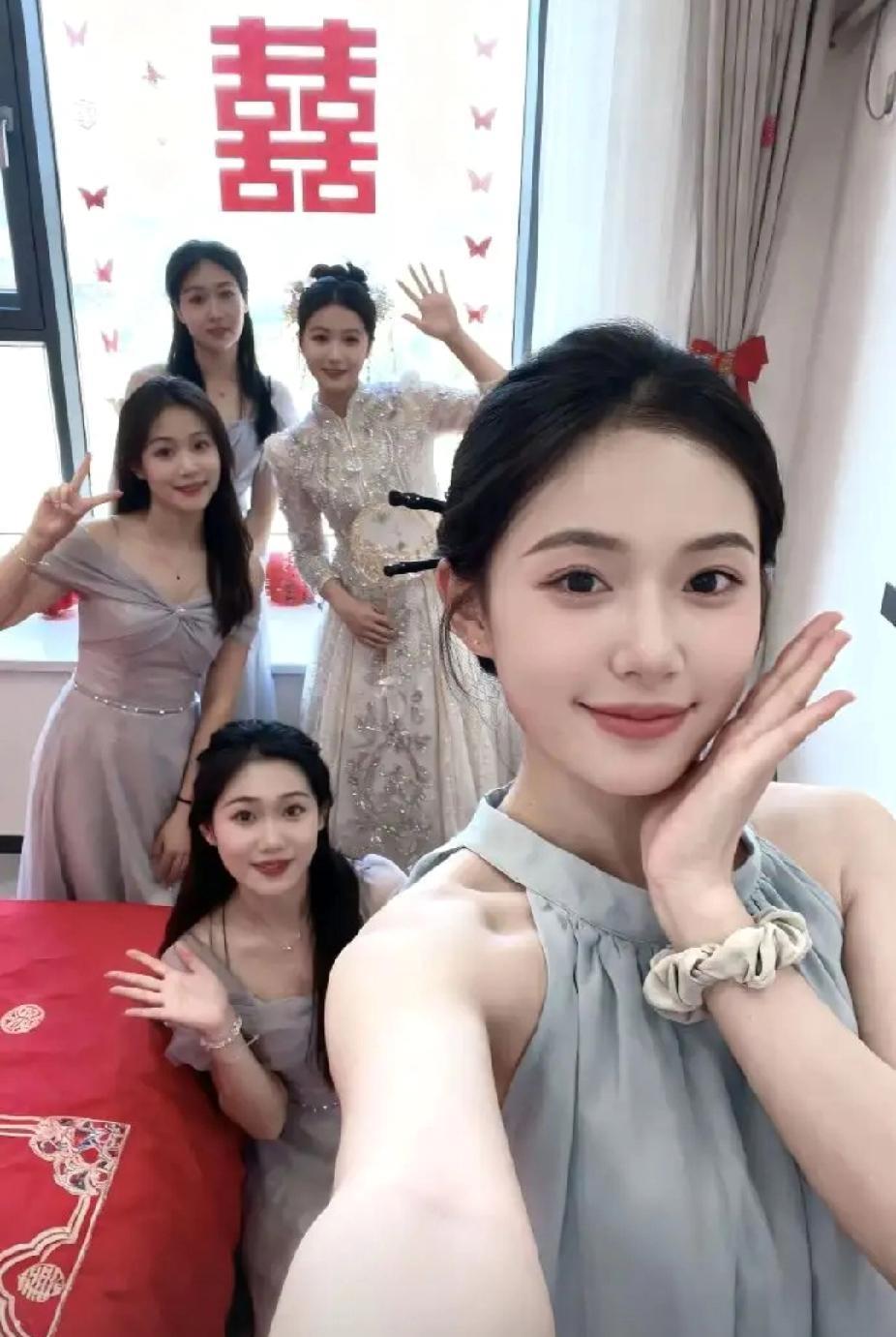 咋感觉伴娘比新娘还漂亮，这伴娘是不是有点抢镜了？