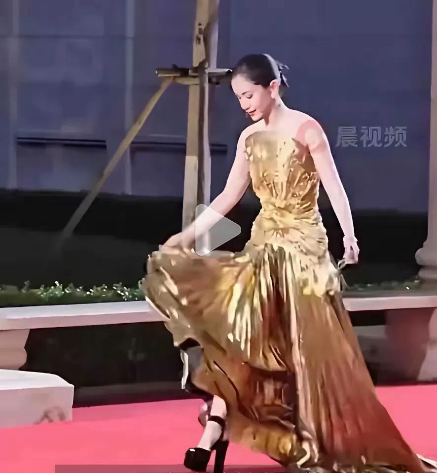 看看王子文这摔的，虽然不疼，但是也虚惊一场。还有上次鞠婧祎那个狼外婆造型，鞋子太