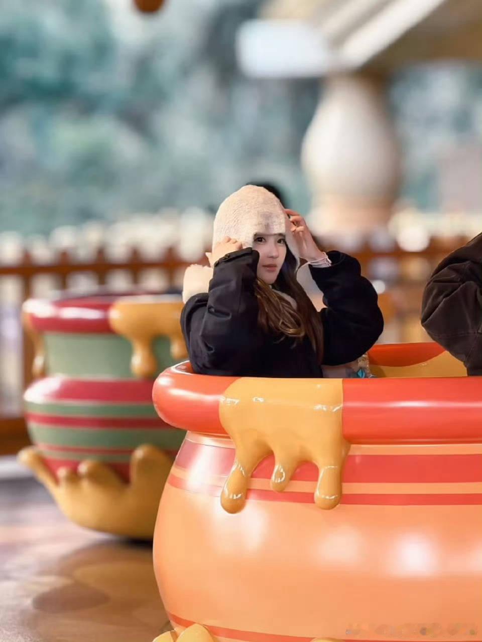 网友在上海迪士尼偶遇赵露思，好萌