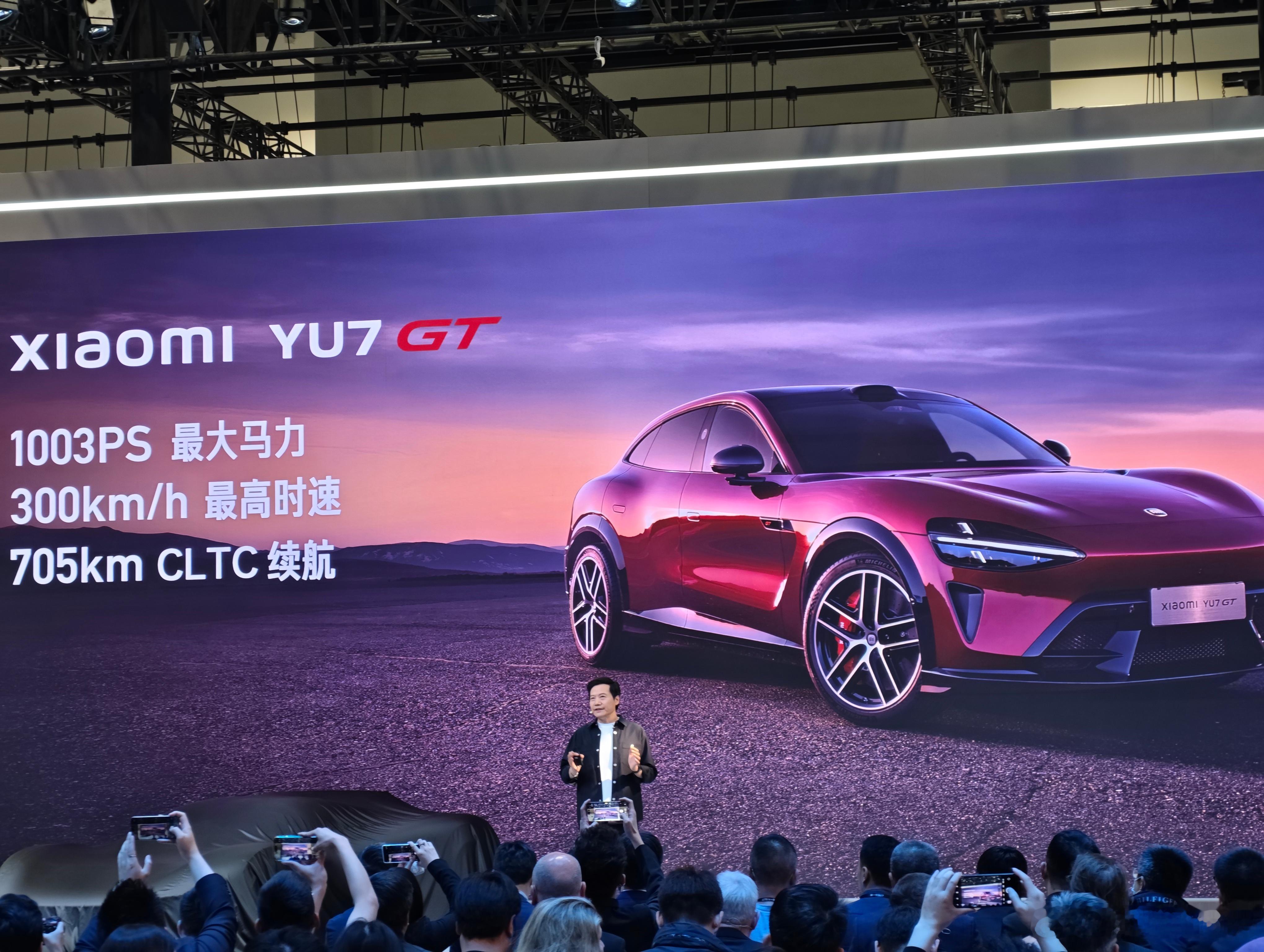 小米YU7GT亮相，原汁原味的纯血GT，跑车级宽体设计，车厘子红新配色。100