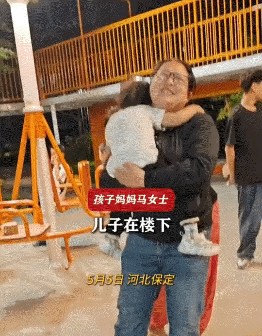 长得也太像了吧，河北保定，一哥哥带着两岁妹妹下楼玩耍，不料妹妹突然扑到一位陌生阿
