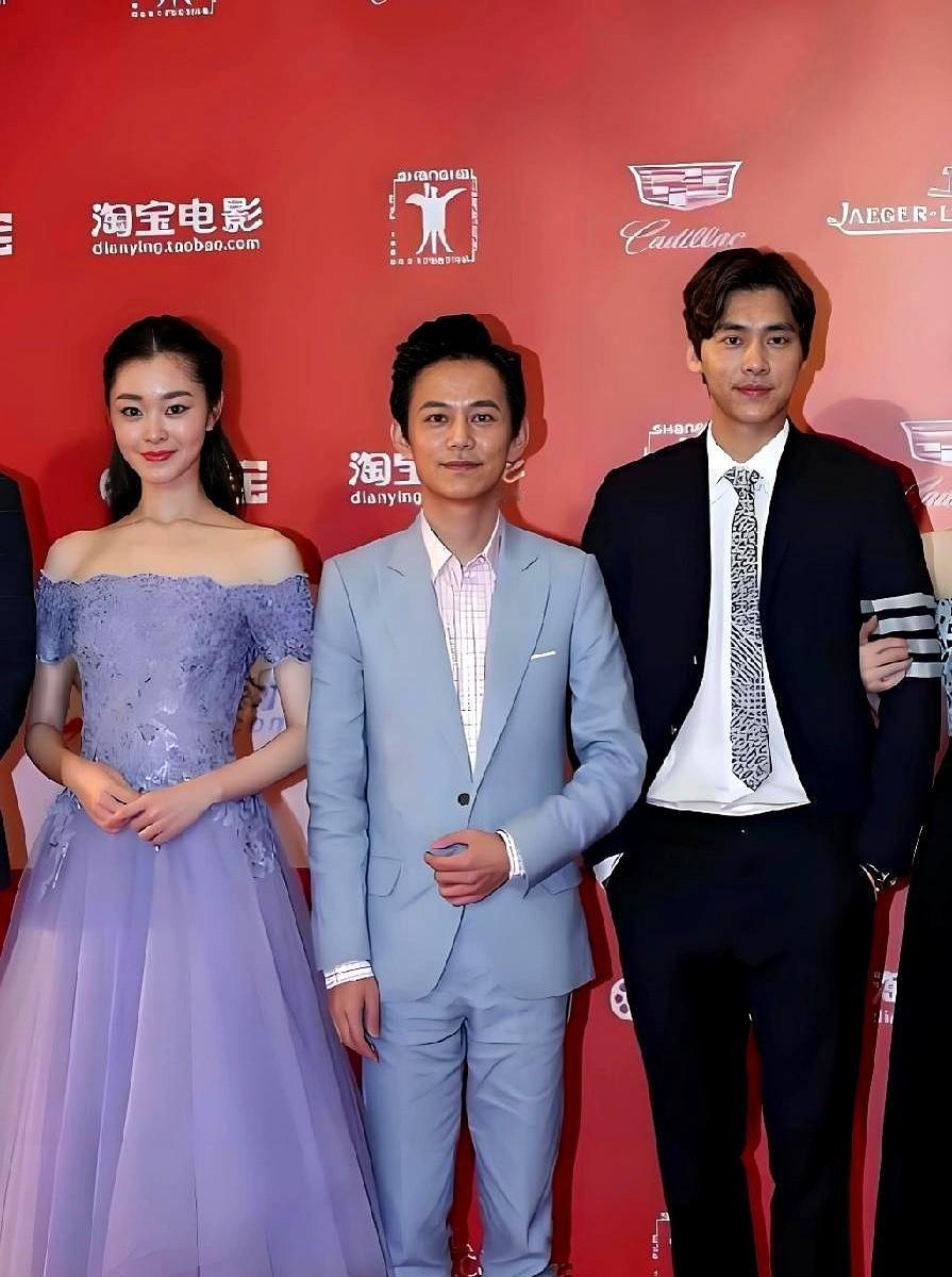 何炅宋轶身边这哥们儿是谁啊？给我看懵了！翻出来一张老合照，左边是气质大美女宋